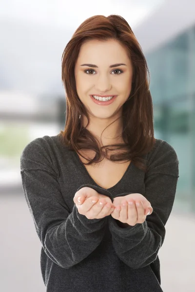 Mulher mostrando algo ou copyspase — Fotografia de Stock