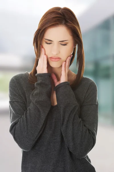 Mujer con un terrible dolor de muelas . — Foto de Stock