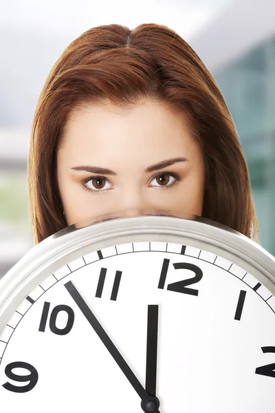 Mujer feliz sosteniendo reloj de oficina — Foto de Stock