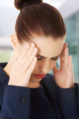 genç bir kadın baş ağrısı muzdarip