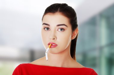 Sigarası kırık bir kadın.