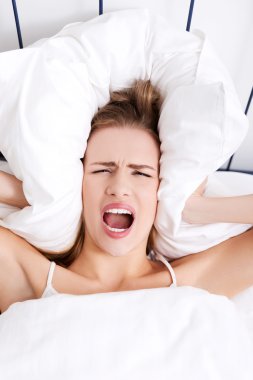 Başı ağrıyan kadın