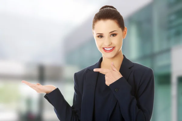 Mulher de negócios mostrando copyspace — Fotografia de Stock