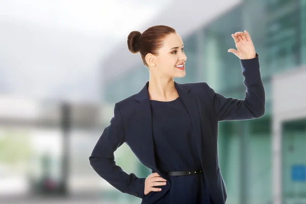 Business woman showing copyspace — Stock Photo, Image
