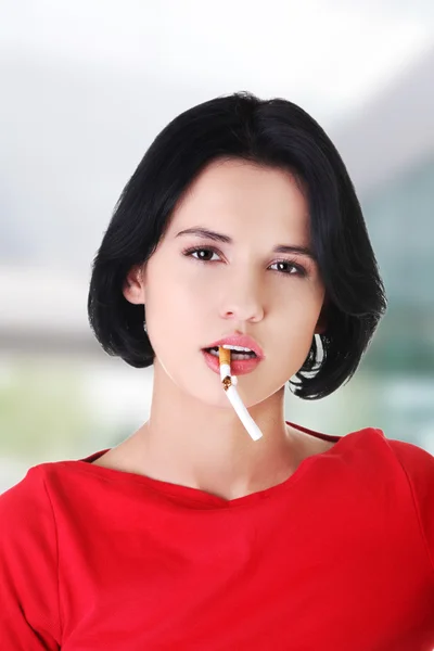 Frau mit zerbrochener Zigarette — Stockfoto