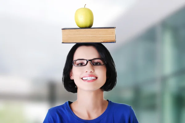 Mujer sosteniendo una manzana en la cabeza —  Fotos de Stock