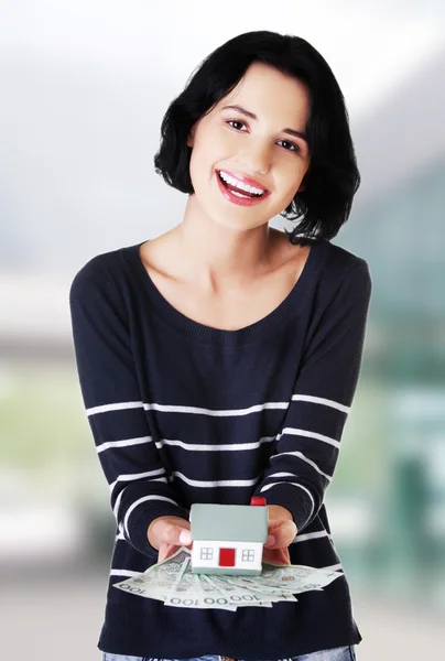 Mujer sosteniendo un modelo de casa — Foto de Stock