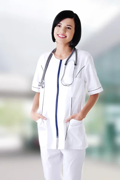 Medico donna che indossa stetoscopio — Foto Stock