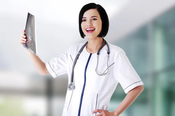 Female doctor analysing x-ray — Stock Photo, Image