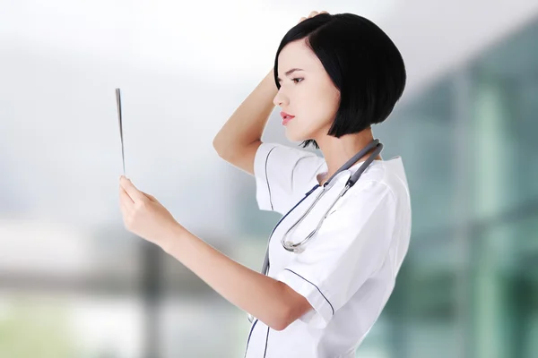 Female doctor analysing x-ray — Stock Photo, Image