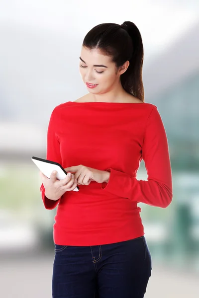 Glückliche Frau mit Tablette — Stockfoto