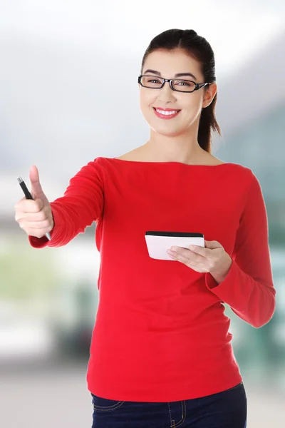 Glückliche Frau mit Tablette — Stockfoto