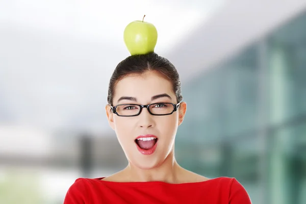 Mujer sosteniendo una manzana — Foto de Stock