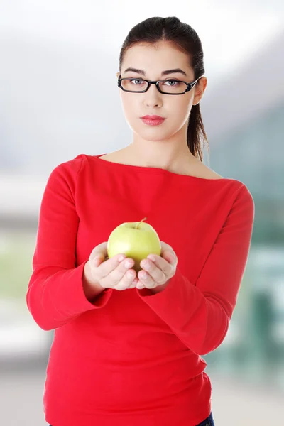 Vrouw met een appel — Stockfoto