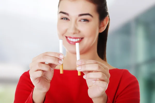 Vrouw met twee sigaretten — Stockfoto