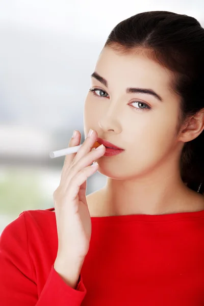 Kvinna röka cigarett — Stockfoto