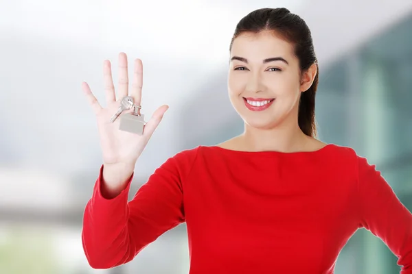 Mujer caucásica tiene llaves —  Fotos de Stock