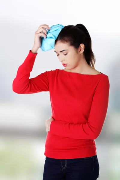 Mujer con dolor de cabeza enorme — Foto de Stock