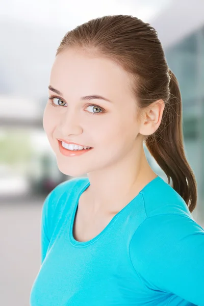 Retrato de una joven feliz —  Fotos de Stock