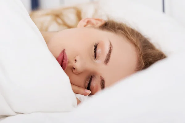 Mulher relaxante na cama — Fotografia de Stock