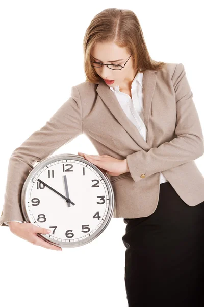 Mujer de negocios sosteniendo un reloj —  Fotos de Stock