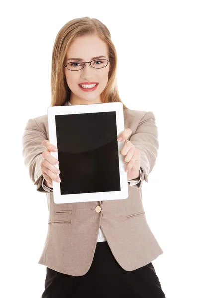 Empresária segurando um tablet — Fotografia de Stock