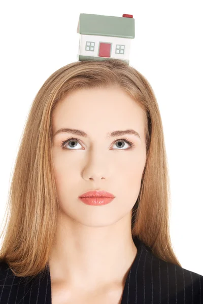 Женщина держит модель дома на голове — стоковое фото