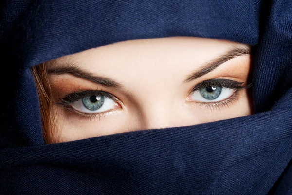 Jovem mulher árabe — Fotografia de Stock