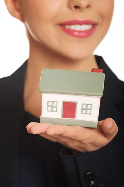 Podnikatelka drží model domu — Stock fotografie