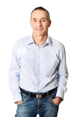 Elleri ceplerinde yakışıklı adam