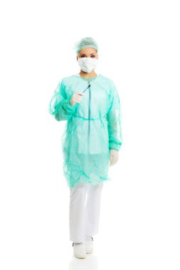 bir neşter ile kadın doktor