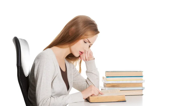 Mujer cansada preparándose para el examen — Foto de Stock