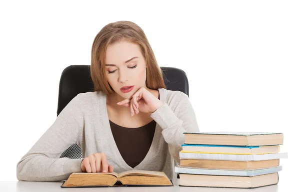 Mujer cansada preparándose para el examen — Foto de Stock