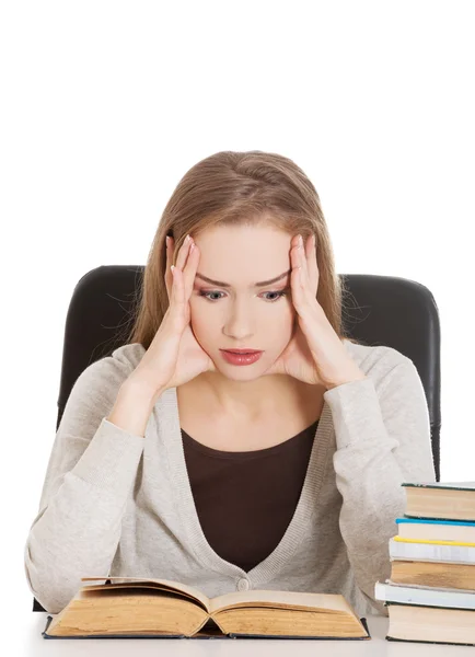 Mujer reflexiva aprendiendo a examinar — Foto de Stock