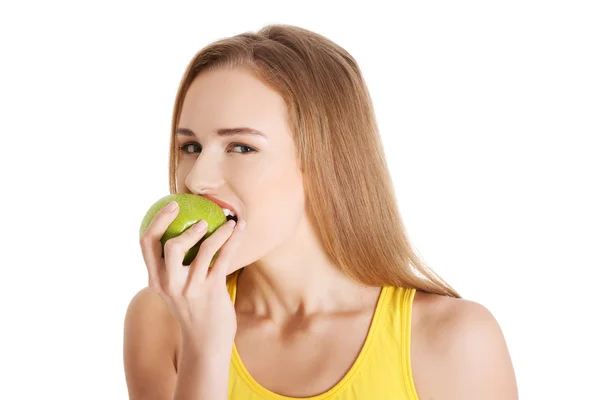Portrait of a woman eating an apple — Stock Photo, Image