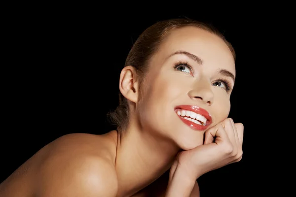 Portrait of smiling nude woman on dark background — Stock Photo, Image