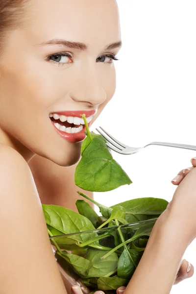 Porträt einer nackten Frau, die Salat aus einer Schüssel isst — Stockfoto