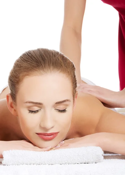 Vista frontal de uma mulher recebendo massagem no spa — Fotografia de Stock
