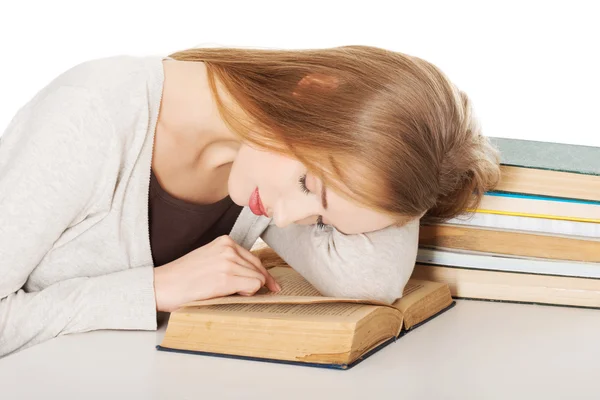 Mujer cansada preparándose para el examen — Foto de Stock