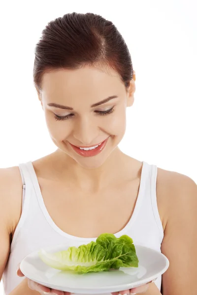 Retrato de una mujer sosteniendo plato con lechuga — Foto de Stock