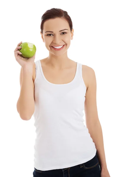 Mujer morena feliz sosteniendo una manzana — Foto de Stock