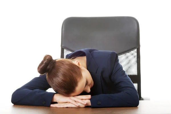 Empresária descansando na mesa no escritório — Fotografia de Stock