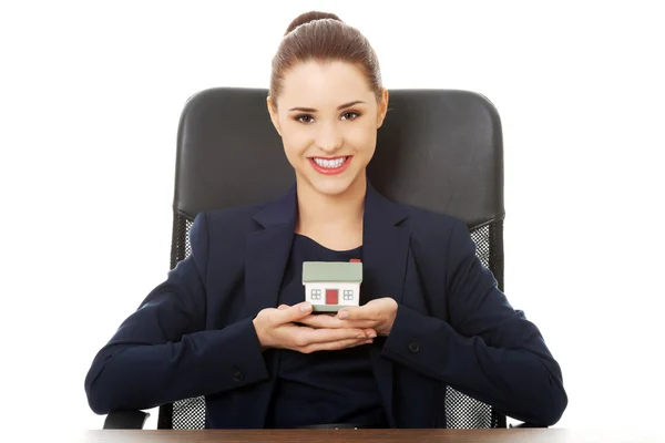 Businesswoman presenting a model house — Stock Photo, Image