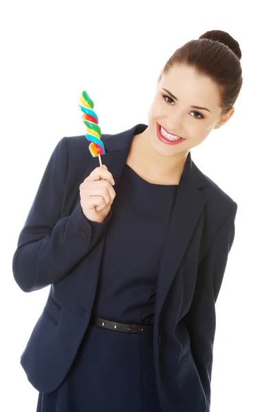 Jeune femme d'affaires tenant une lolipop — Photo