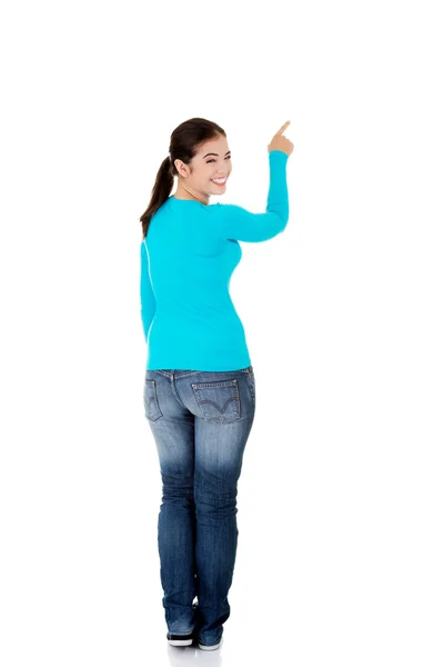 Bakifrån av en kvinna som pekar uppåt — Stockfoto
