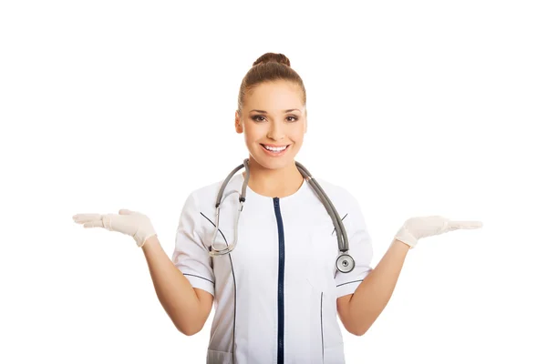 Femme médecin présentant copyspace dans les mains — Photo