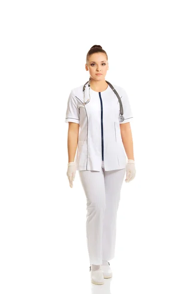 Pełnej długości kobiece kobieta lekarz stojący — Zdjęcie stockowe