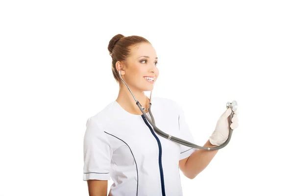 Médecin féminin avec stéthoscope — Photo