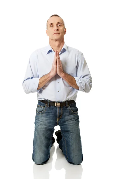 Mature man praying to God on knees — Stock Photo, Image