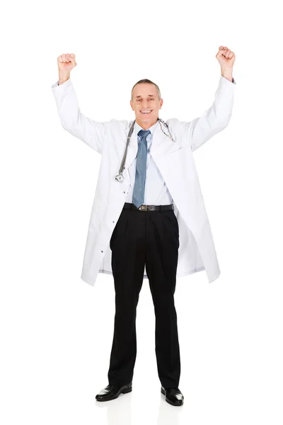 Ευτυχισμένη χαρούμενη αρσενικό γιατρός με υψωμένα χέρια — Φωτογραφία Αρχείου